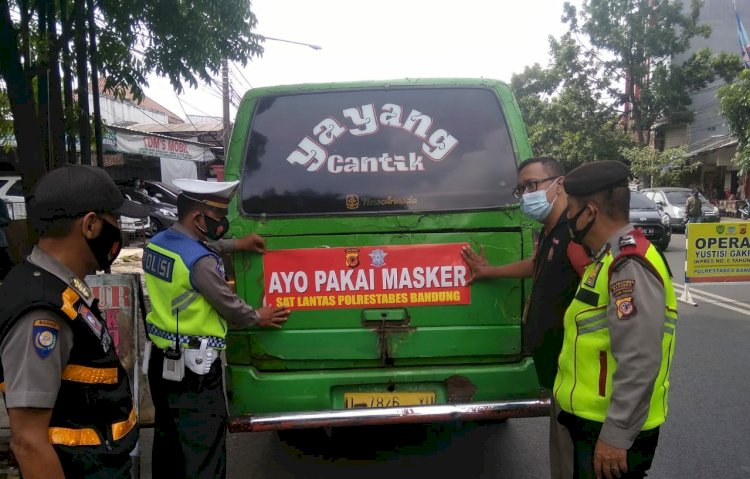 Polsek Regol Polrestabes Bandung  Laksanakan Ops Yustisi dan Pemasangan Stiker "AYO PAKAI MASKER"