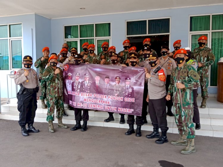 Pemberian Ucapan Selamat HUT TNI ke-75 dari Polsek Pondok Gede ke Komandan Korps Paskhas TNI AU Halim Perdana Kusuma