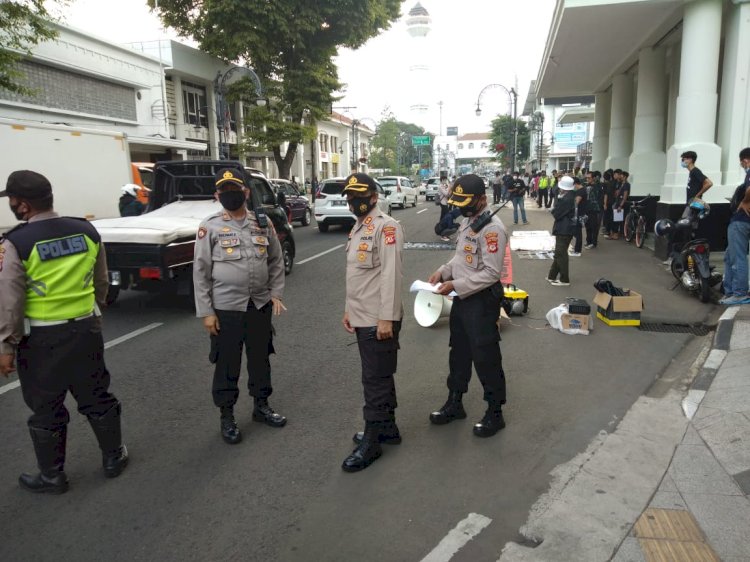 Polsek Sumur Bandung Polrestabes Bandung laksanakan Pengamanan Aksi Unjuk Rasa dari Komite Rakyat Untuk Demokrasi