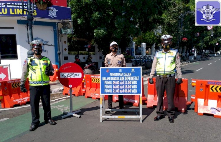 Anggota Unit Lantas Polsek Lengkong beserta Dishub Kota Bandung Laksanakan Penutupan jalan Asia Afrika dalam rangka AKB Yang diperketat