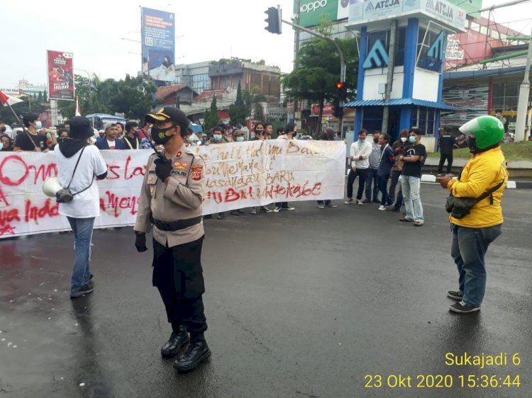 Kapolsek Sukajadi dan Jajaran pengamanan Antisipasi perlintasan demo buruh dipintu tol pasteur Jl.Dr.Djunjunan-Pasteur Bandung