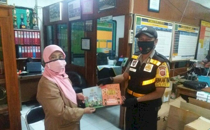 Polsek Regol Polrestabes Bandung bagikan buku pengenalan tugas Polisi