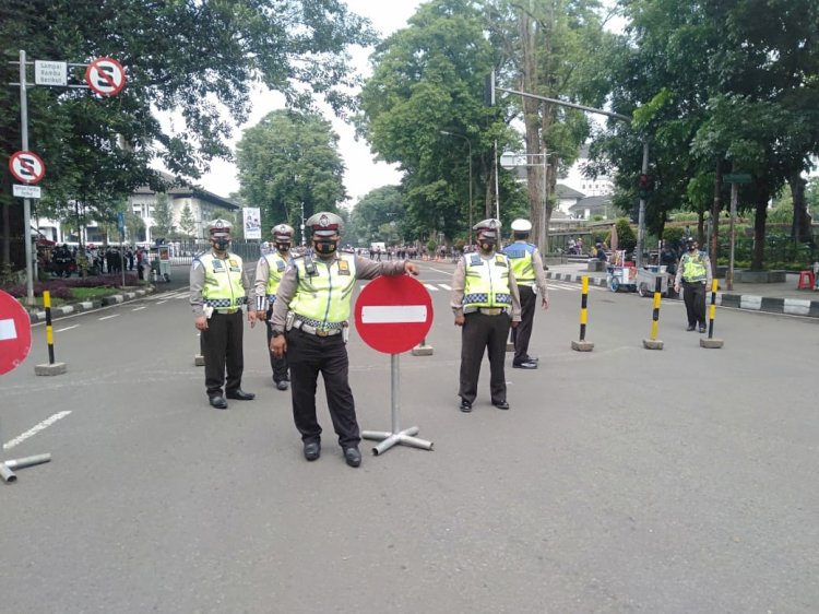 Personil Polsek Bandung Wetan Polrestabes Bandung Alihkan Arus Lalu Lintas Depan Gedung Sate
