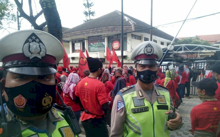 Personil Polsek Bandung Wetan Polrestabes Bandung Kawal Aksi Masa Dipengadilan Negri Bandung