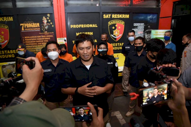 Sat Reskrim Polrestabes Bandung Amankan Pria Dan ART Pencuri jam Tangan Mewah Majikanya.