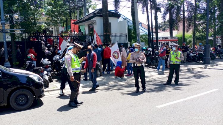 Polsek Coblong Polrestabes Bandung Melaksanakan Pengamanan Aksi Unjuk Rasa