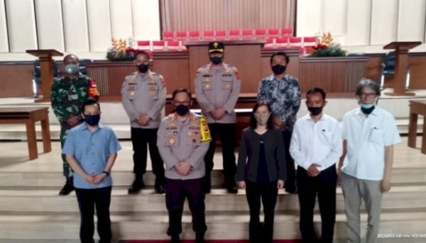 Kapolrestabes Bandung Beserta PJU Polrestabes Bandung Melaksanakan Kunjungan Di Gereja GII Hok Im Tong