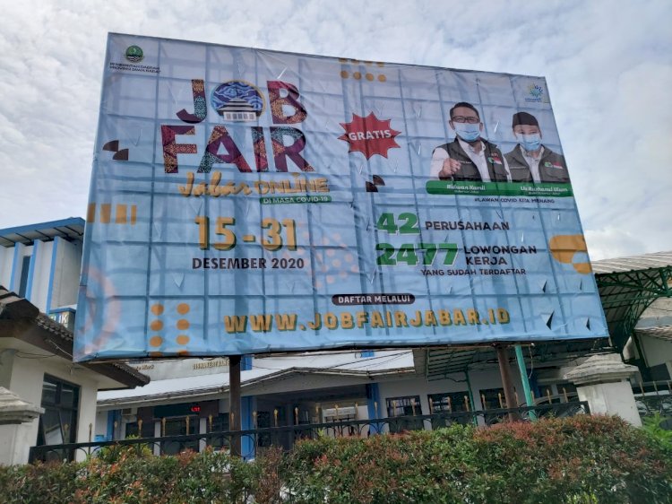 Polsek Buah Batu Polrestabes Bandung monitor Pelaksanaan Job Fair  Di Kantor Disnakertrans Provinsi Jawa Barat Jl. Soekarno-Hatta No. 532 Kel. Sekejati Kec. Buah batu Kota Bandung.