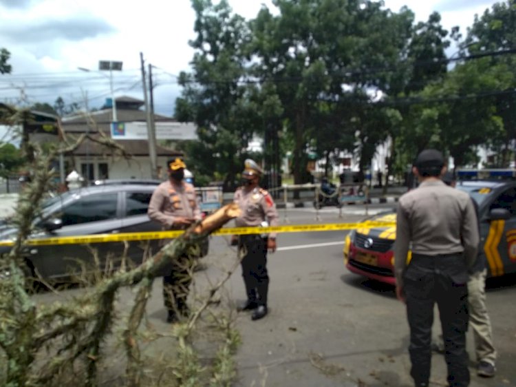 Polsek Bandung Wetan Polrestabes Bandung Evakuasi Korban Tertimpa Dahan Pohon Dijalan Diponegoro.