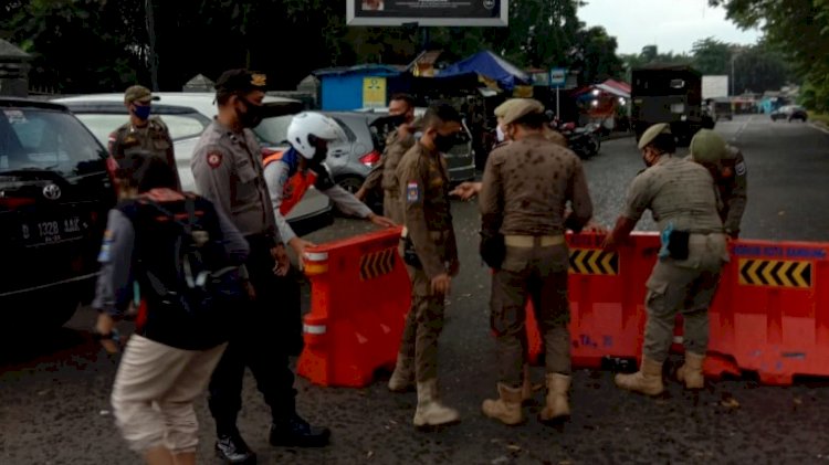 Polsek Coblong Polrestabes Bandung Bersama UnsurTerkait Melaksanakan Penutupan Jalan