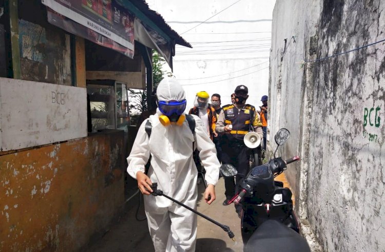 Bhabinkamtibmas Kelurahan Lingkar Selatan melaksanakan Penyemprotan Disinfektan dan Berikan Himbauan Protokol Kesehatan 3M+1T