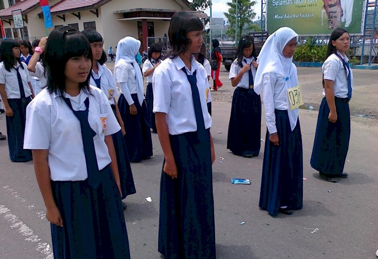 Nadiem: Sekolah Tak Boleh Wajibkan Siswa Berseragam Model Pakaian Agama Tertentu