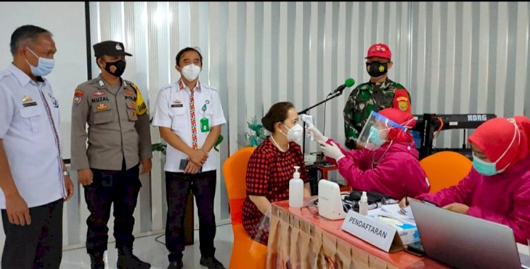 Giliran Tenaga Kesehatan Mendapatkan Vaksinasi Coronavirus Disease 2019 (Covid-19) Di Lampung Barat Lampung