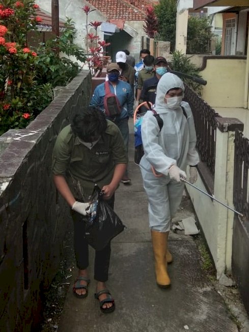 Cegah Corona,  Pengurus KNPI dan OKP XTC  Lakukan Giat Bhakti Sosial dan  Penyemprotan Disinfektan Di Wilayah Polsek Sukasari Polrestabes Bandung.