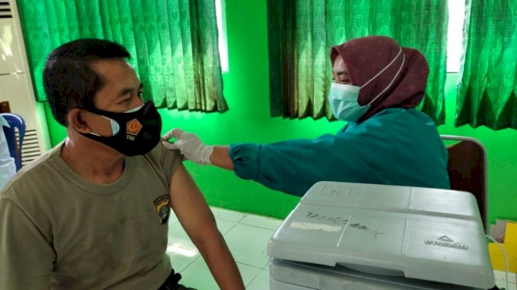 Personel Polres Tanggamus Divaksin Dosis Pertama Di RSUD Batin Mangunang
