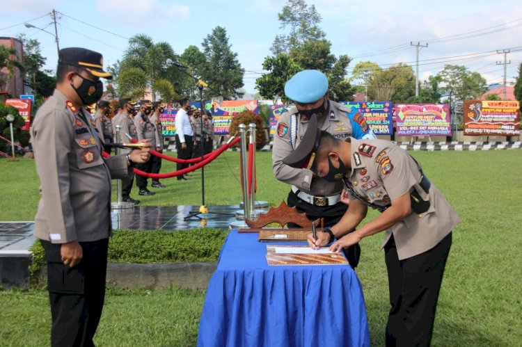Serah terima jabatan (SERTIJAB) Kasat Intelkam, Kasat Sabhara, dan Kapolsek Pesisir Tengah di Laksanakan di Lapangan Apel Mako Polres Lampung Barat (LAMBAR)