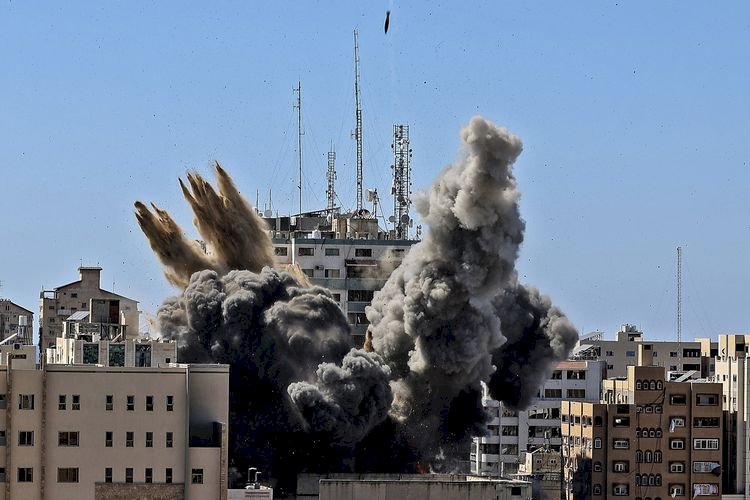 Serangan Udara Israel Ledakkan Kantor Media Al Jazeera dan AP di Gaza