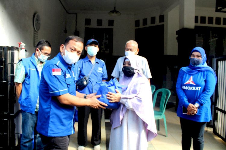 Ketua DPC Partai Demokrat Kota Bogor Serahkan Bantuan Korban Banjir Di Cibuluh