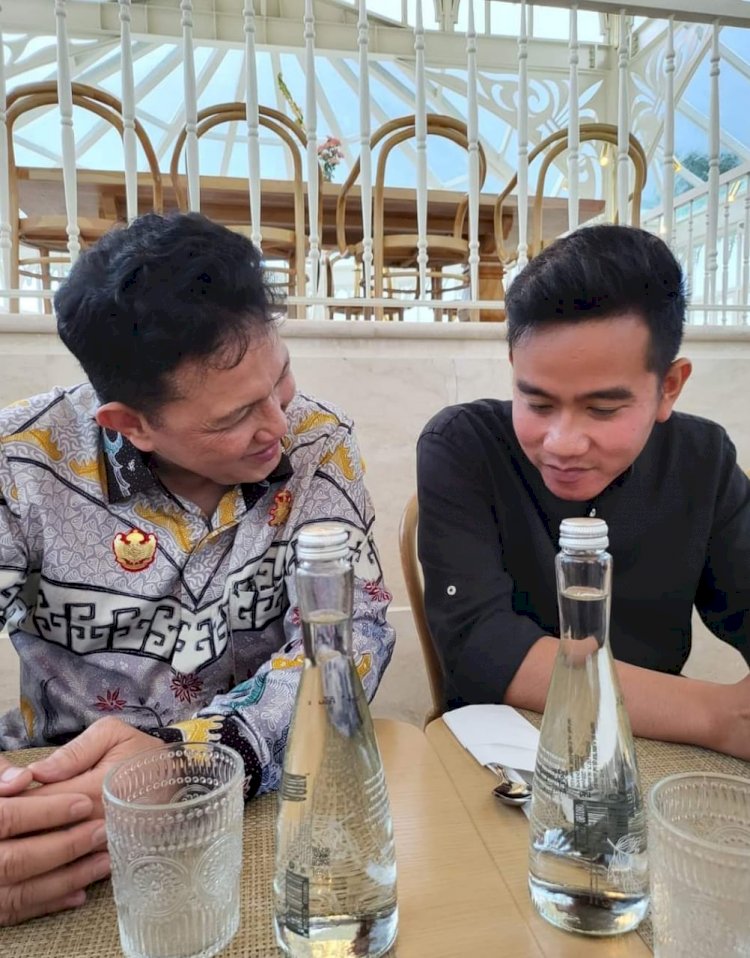 (SPDB) Pangeran Edward Syah Pernong Berbincang Akrab Dengan Walikota Solo Gibran Rakabuming Raka