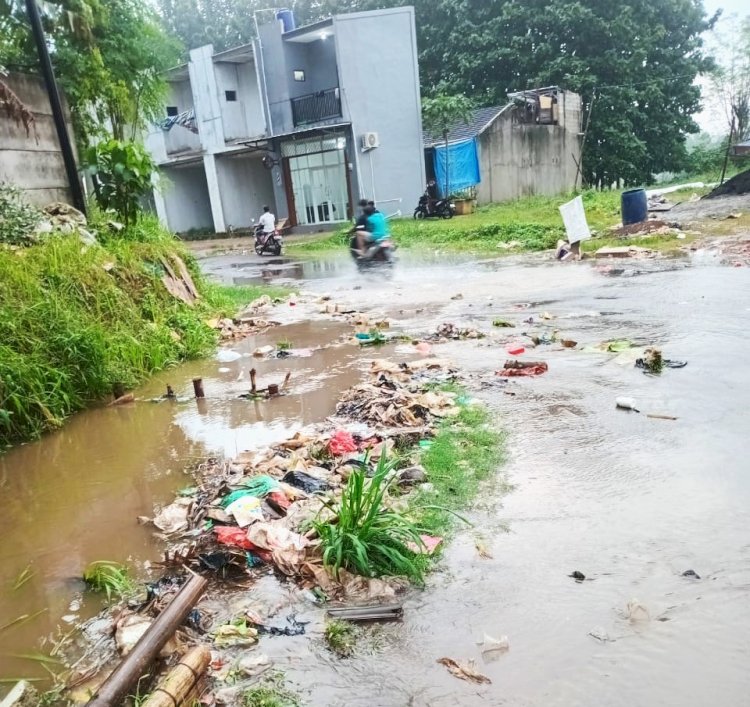 Minta Perhatian Pemda Kabupaten Bogor Jalan Lingkar Sampora Banjir